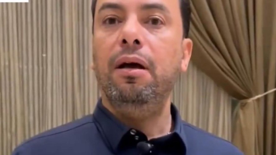 “أصبح الداعم الأول والسند والأب لهم” .. بالفيديو: معلم مصري يُسخر وقته ومجهوده لتعليم أيتام منطقة “حائل” مجانًا