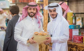 مهرجان الكليجا ببريدة يقدم خدمات التغليف والتعبئة لزوار ه مهرجان الكليجا ببريدة يقدم خدمات التغليف والتعبئة لزوار ه