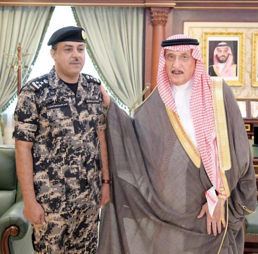 بالصور..سمو الأمير محمد بن ناصر يقلد قائد قوة أمن المنشآت بجازان رتبته الجديدة “عميد “