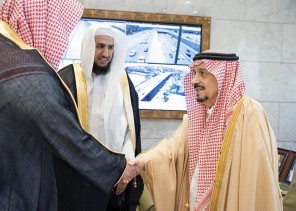 سمو الأمير فيصل بن بندر بن عبدالعزيز يستقبل رئيس المحكمة العامة بالمنطقة سمو الأمير فيصل بن بندر بن عبدالعزيز يستقبل رئيس المحكمة العامة بالمنطقة