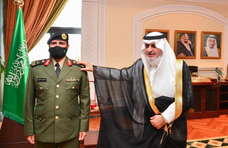 أمير تبوك يقلد مدير السجون بالمنطقة رتبته الجديدة