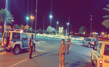 بالصور .. رجال المرور يكثفون جهودهم ومهامهم في الطرق والميادين لتطبيق منع التجول في تثليث