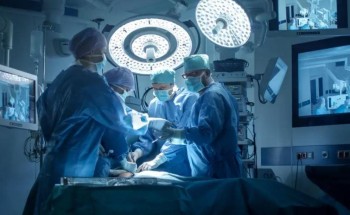 فريق طبي بمستشفى بجدة ينهي معاناة أربعينية باستئصال ورم أقعدها عن الحركة فريق طبي بمستشفى بجدة ينهي معاناة أربعينية باستئصال ورم أقعدها عن الحركة