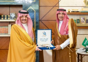 أمير الشرقية يستقبل رئيس جمعية الدعوة والإرشاد وتوعية الجاليات غرب الدمام أمير الشرقية يستقبل رئيس جمعية الدعوة والإرشاد وتوعية الجاليات غرب الدمام