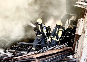 الدفاع المدني ببريدة يباشر حادث احتراق 3 محلات مفروشات وسط المدينة الدفاع المدني ببريدة يباشر حادث احتراق 3 محلات مفروشات وسط المدينة