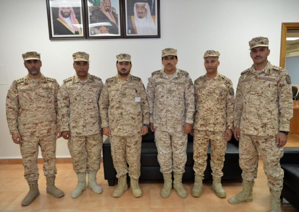 العميد الفالح يقلد الضباط المترقين رتبهم الجديدة العميد الفالح يقلد الضباط المترقين رتبهم الجديدة