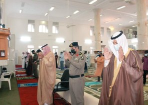 وسط إجراءات احتزازية.. محافظ صامطة يؤدي صلاة عيد الفطر المبارك بجامع العليا