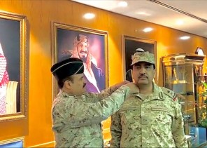 الناهض يُقلّد محمد الدوسري رتبته الجديدة… الناهض يُقلّد محمد الدوسري رتبته الجديدة…