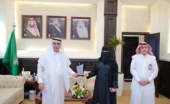 أمين الشرقية يكرم مدير عام البنية الرقمية بالأمانة لحصولها على شهادة أفضل موظف واعد بمجال التحول الرقمي على مستوى الجهات الحكومية أمين الشرقية يكرم مدير عام البنية الرقمية بالأمانة لحصولها على شهادة أفضل موظف واعد بمجال التحول الرقمي على مستوى الجهات الحكومية