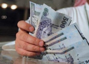 مطالبات للبنوك بوقف استقطاع الأقساط هذا الشهر