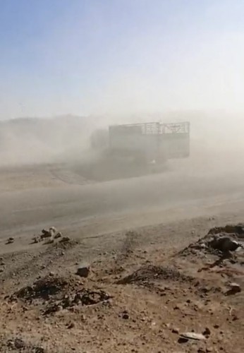 رواد مواقع التواصل الاجتماعي يتناقلون فيديو لشاحنة غريبه.