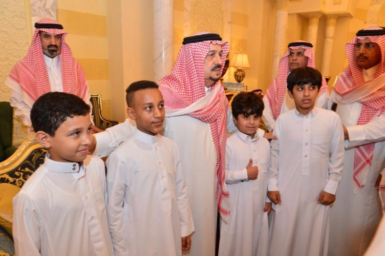 أبناء الأمير بندر بن عبدالعزيز يستقبلون المعزين في وفاة والدهم – رحمه الله –