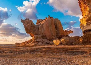 بالصور.. “صخرة الجمل البارك “.. تحفة نادرة تجذب السياح في الوجه بتبوك بالصور.. “صخرة الجمل البارك “.. تحفة نادرة تجذب السياح في الوجه بتبوك