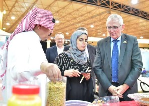 سفير الدنمارك لدى المملكة يزور مهرجان السمح الموسمي بالجوف سفير الدنمارك لدى المملكة يزور مهرجان السمح الموسمي بالجوف
