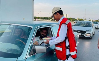متطوعو الهلال الأحمر بالجوف يوزعون وجبات الإفطار على الصائمين