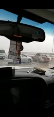 شاهد.. هذا ما فعلته العاصفة المدارية بالسيارت في حفر الباطن