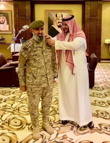 بالصور.. خالد بن سلمان يقلد الدكتور بن عثيمين رتبة لواء