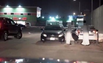 القبض على أحد المروجين أثناء تسليم شحنة مخدرات لأحد الأشخاص بالرياض – فيديو القبض على أحد المروجين أثناء تسليم شحنة مخدرات لأحد الأشخاص بالرياض – فيديو
