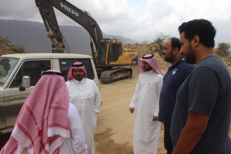محافظ الداير يقف على طريق الجانبة ويوجه بإنهاء معاناة المواطنين مع “عكفان”