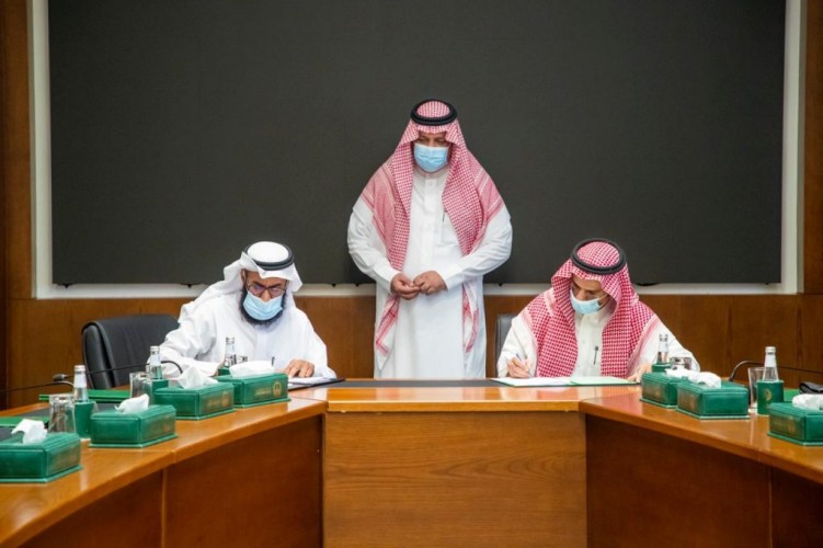 أمير حائل يشهد توقيع اتفاقيات لتجمع حائل الصحي مع جامعة الملك عبدالعزيز وجمعية الكلى