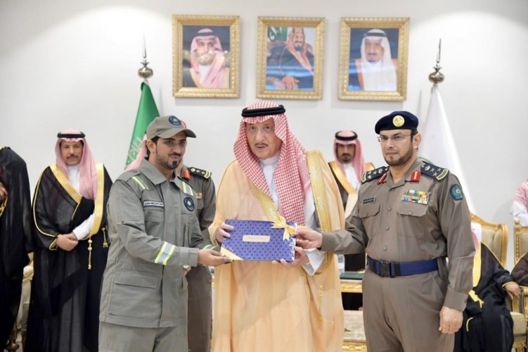 سمو أمير منطقة جازان يخصص الجلسة الأسبوعية لاستعراض أعمال التطوع وتكريم المتطوعين بالمنطقة ..