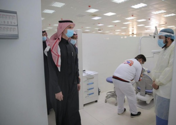 رئيس جامعة الجوف يزور كلية طب الأسنان في سكاكا ويشيد بمركز العيادات