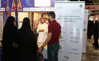وحدة الخدمات المساندة لذوي الإعاقة تعرف بخدماتها لزوار ” ليالي رمضان “