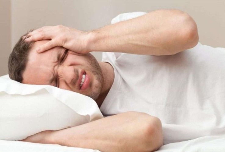 هل تُسبب الأجهزة الذكية “الصداع”؟.. توضيح من استشاري