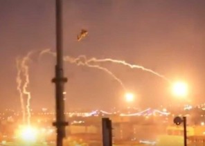 بالفيديو.. “الأباتشي” الأمريكية تطلق شعلات حرارية فوق السفارة ببغداد