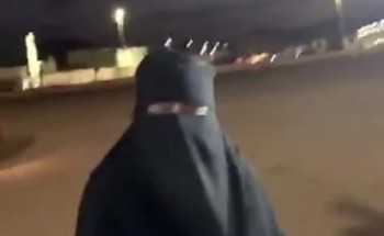أعطت لغير القادرين على الدفع الأكل مجاناً .. مواطن يفاجئ بائعة أكلات حائلية ويتبرع بـ 100 ألف ريال أعطت لغير القادرين على الدفع الأكل مجاناً .. مواطن يفاجئ بائعة أكلات حائلية ويتبرع بـ 100 ألف ريال