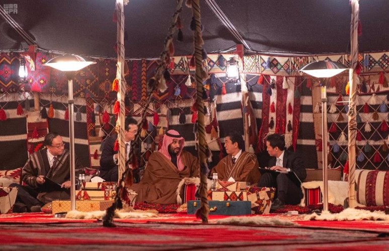 بعيداً عن الرسميات .. بالفيديو: جلسة مباحثات بين ولي العهد ورئيس وزراء اليابان في العلا
