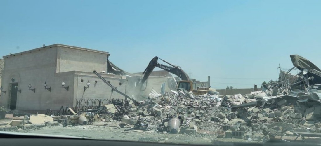 بالصور.. إزالة قصر أفراح أقيم على أرض حكومية معتدى عليها بجدة