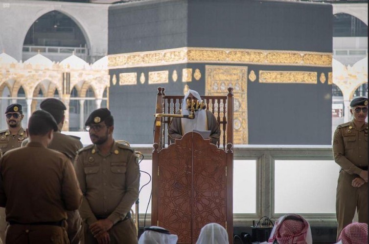 خطيبا الجمعة بالحرمين: حفظ الأرواح من مقاصد الشريعة.. وتعليق العمرة والزيارة من الحكمة (فيديو وصور)