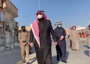 بالفيديو.. طفل يقطع جولة أمير الحدود الشمالية في رفحاء خلال تفقده السوق