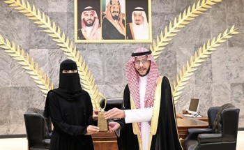 محافظ الطائف الأمير سعود بن نهار يكرم مواطنة نظير العمل الإنساني تجاه أحد الأشخاص من ذوي الإعاقة محافظ الطائف الأمير سعود بن نهار يكرم مواطنة نظير العمل الإنساني تجاه أحد الأشخاص من ذوي الإعاقة