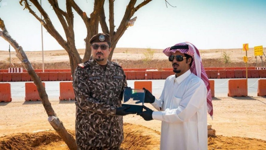 قائد القوات الخاصة للأمن البيئي يكرم المواطن “عبيد العوني” نظير حرصه في المحافظة على البيئة