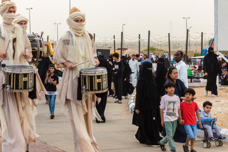 فعاليات وعروض عالميه‬ ‫زوار قرية الهجن يتخطّون الـ 40 الف ‬