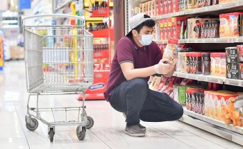 تحت شعار “لاتسأل بكم” .. التجارة: تدعو المستهلكين لدفع السعر المكتوب على المنتج دون أي زيادة تحت شعار “لاتسأل بكم” .. التجارة: تدعو المستهلكين لدفع السعر المكتوب على المنتج دون أي زيادة