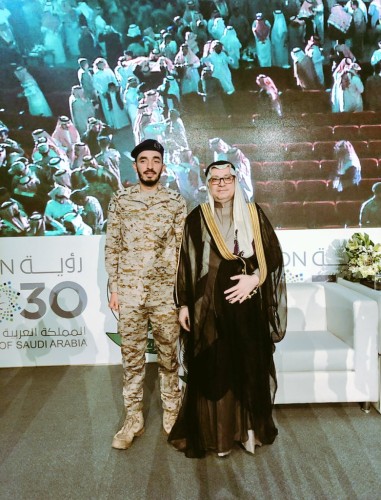 المستشار الدكتور يحيى خوجة يحتفل بتخرج ابنه الملازم أول طبيب