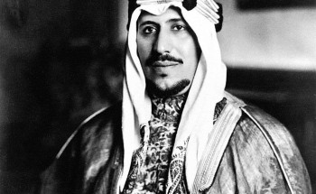 صورة نادرة للملك سعود خلال مهرجان حارات مكة المكرمة احتفالا بعودته من حرب اليمن