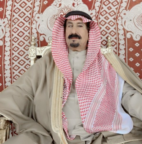 مالك الإبل “خضران بن عتقاء الداموك الرشيدي” يقيم حفل عشاء في مخيم المضيف تكريمًا للمشاركين وضيوف المهرجان الخاص في جادة حائل للإبل