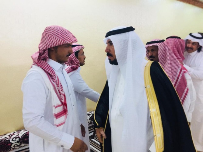 محافظ الحائط ينقل تعازي سمو وزير الداخلية و أمير حائل ونائبه لذوي رجل أمن شرطة فيضة أثقب