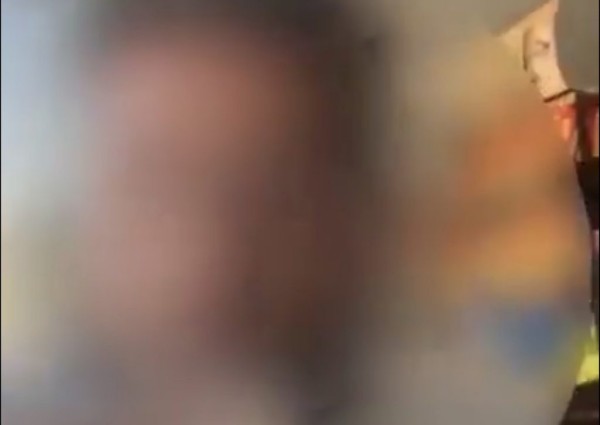 شاهد: مقيم آسيوي يعمل بائعًا في أحد المحال يتعمد مخالفة الإجراءات الاحترزاية بعدم ارتداء الكمامة في عفيف شاهد: مقيم آسيوي يعمل بائعًا في أحد المحال يتعمد مخالفة الإجراءات الاحترزاية بعدم ارتداء الكمامة في عفيف