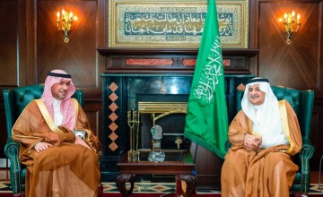 أمير تبوك يبحث مع وزير البلديات والإسكان مشروعات التنمية والسكن في المنطقة