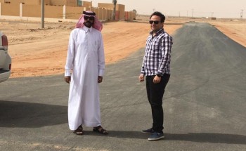 رئيس المجلس البلدي بتيماء يتفقد مشاريع سفلتة بقرية ابيط