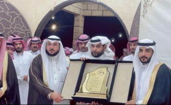 قبلان المظيبري يقدم درع تهنئة من صحيفة الشمال الإلكترونية للدكتور فواز الرقاص