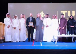 شاهد.. القنصل العام الأمريكي بـ”جدة” يلقي آبيات شعرية من قصيدة للشاعر قيس بن الملوح شاهد.. القنصل العام الأمريكي بـ”جدة” يلقي آبيات شعرية من قصيدة للشاعر قيس بن الملوح