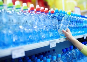 بالفيديو .. توضيح من “الغذاء والدواء” عن الفرق بين مياه الشرب والمياه المعدنية المعبأتين بالفيديو .. توضيح من “الغذاء والدواء” عن الفرق بين مياه الشرب والمياه المعدنية المعبأتين