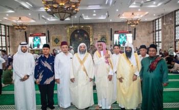 «نشر الوسطية والاعتدال».. وكيل الشؤون الإسلامية يلقي خطبة الجمعة في جامع سوندا كيلابا بجاكرتا «نشر الوسطية والاعتدال».. وكيل الشؤون الإسلامية يلقي خطبة الجمعة في جامع سوندا كيلابا بجاكرتا