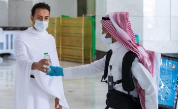 المصلون يؤدّون أول جمعة بالمسجد الحرام بعد العودة التدريجية وسط إجراءات احترازية مشددة المصلون يؤدّون أول جمعة بالمسجد الحرام بعد العودة التدريجية وسط إجراءات احترازية مشددة